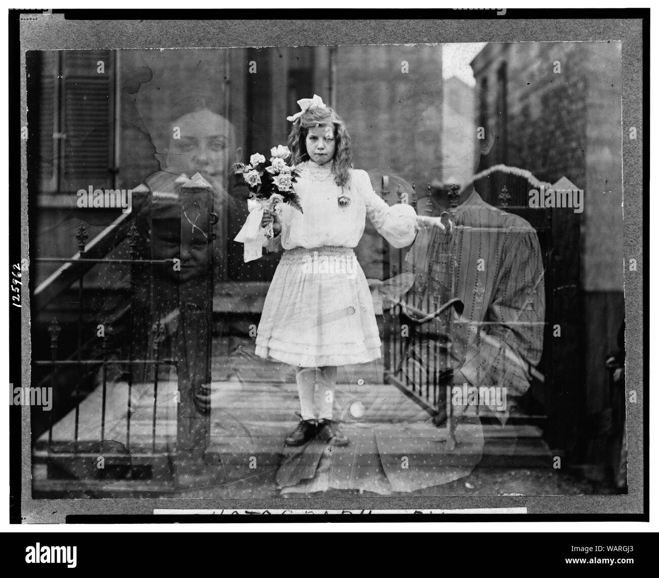 La doppia esposizione spirito fotografia della ragazza in piedi, tenendo fiori, circondato da figure spettrali di tre persone] / Fotografia di G.S. Smallwood, Chicago, Ill Foto Stock