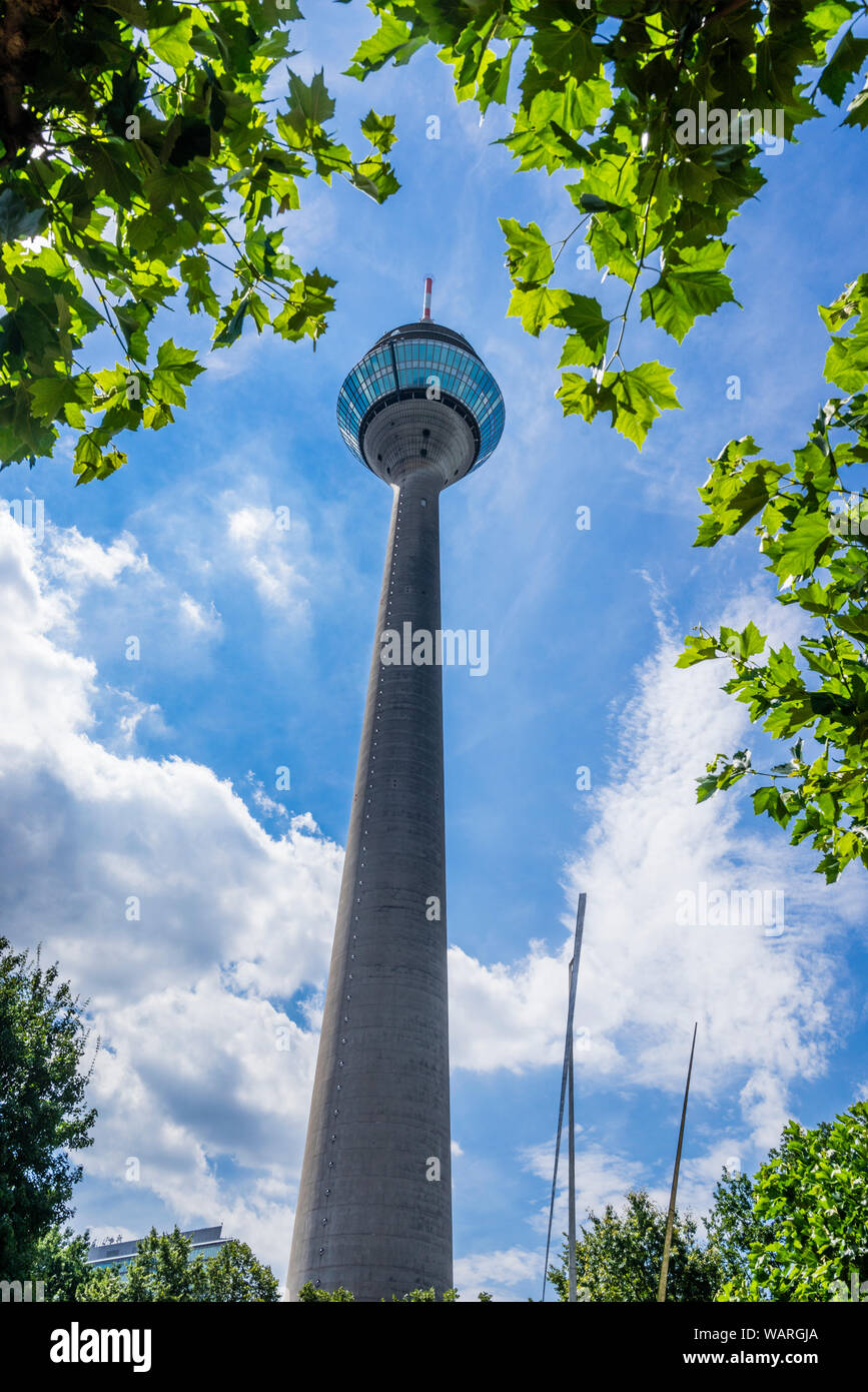 Worm occhio della vista del 240 metro Rheinturm telecommunications tower, Düsseldorf, Nord Rhein-Westphalia, Germania Foto Stock