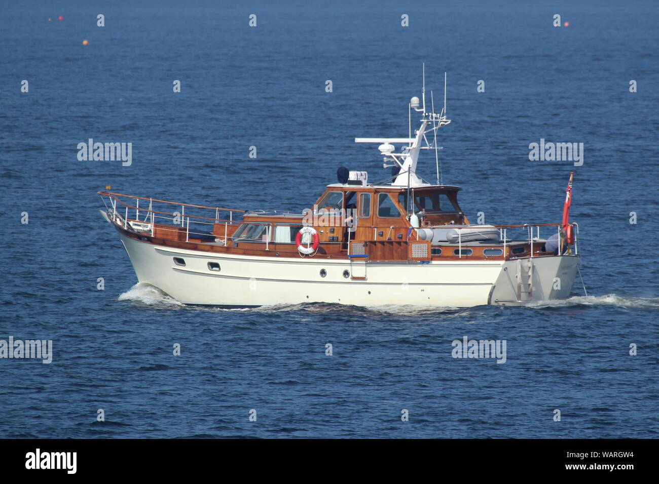 Il mio mouse bianco II, una proprietà privata Philips classic 50 yacht a motore e uno di solo sei costruito, passando Cloch punto sul Firth of Clyde. Foto Stock