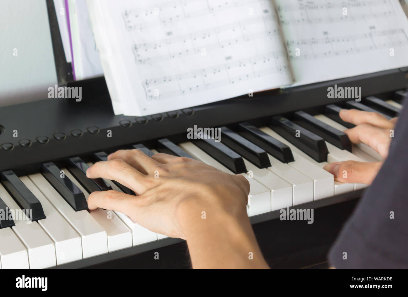 La Mano Del Giocatore Pianoforte Sui Tasti Bianchi E Tasti Neri Di Un Pianoforte Elettrico Con Piano Personale O Foglio Di Musica Foto Stock Alamy