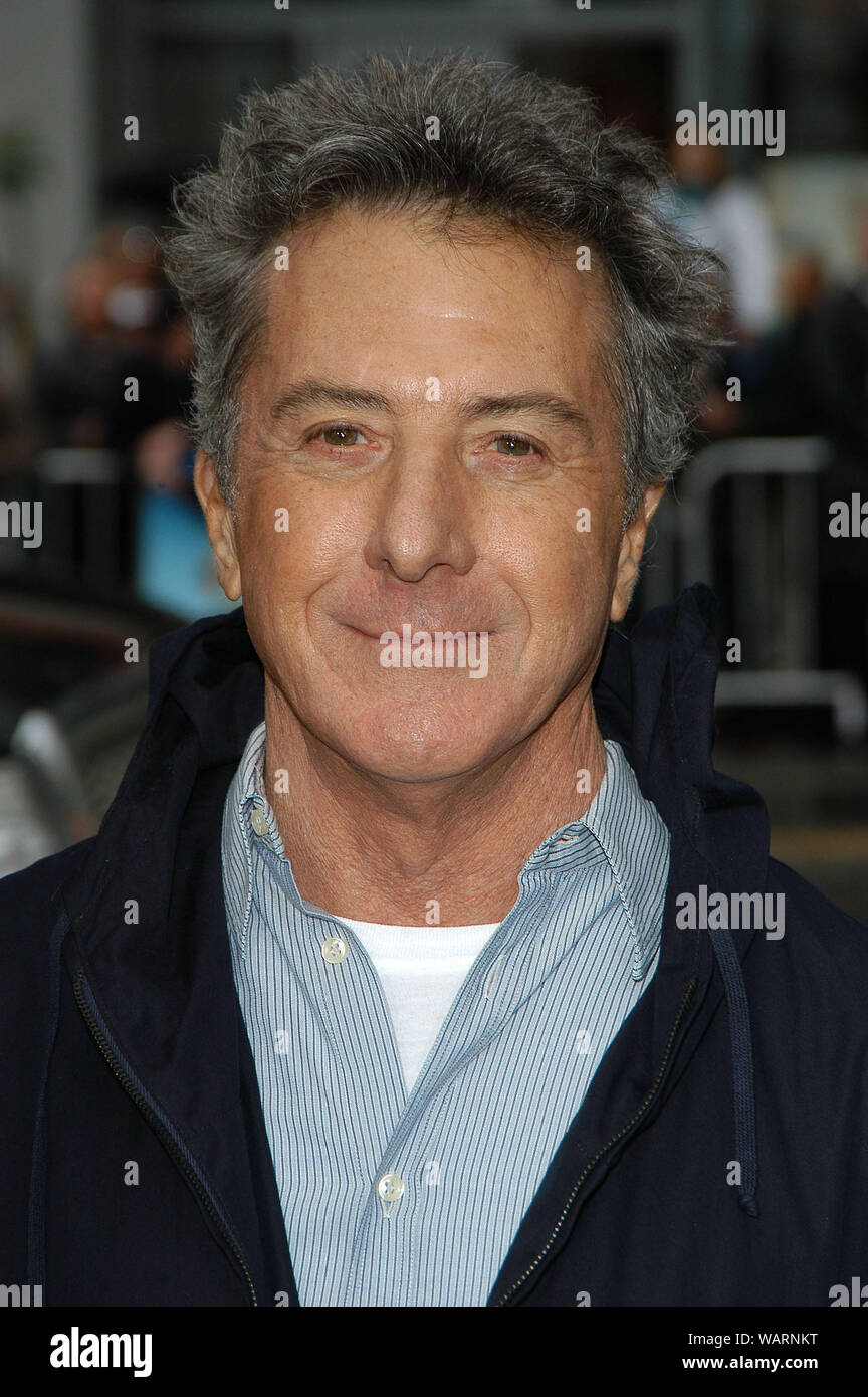 Dustin Hoffman alla prima Mondiale di "racing strisce" tenutasi presso Mann Grauman's Chinese Theatre a Hollywood, CA. L'evento ha avuto luogo sabato 8 gennaio 2005. Foto di: SBM / PictureLux - Tutti i diritti riservati - Riferimento File # 33855-1062SBMPLX Foto Stock