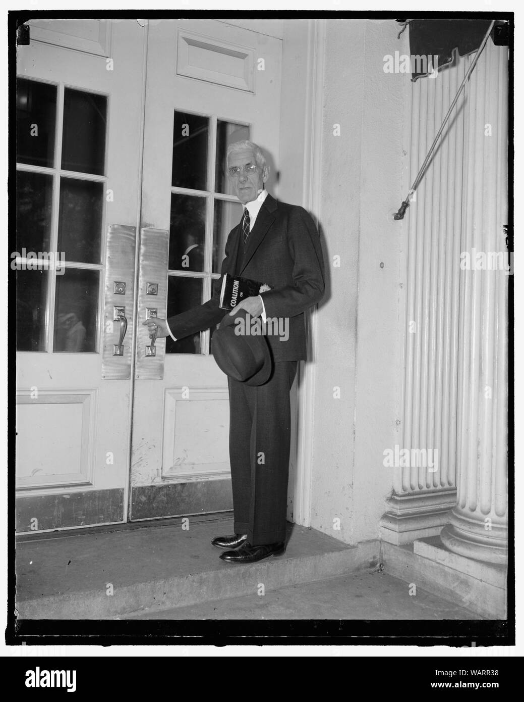 Il dott. Francesco E.] Townsend grazie Presidente per il perdono. Washington, 21 aprile. Programmata per soli cinque minuti nomina il dott. Francesco E. Townsend, graziato pensione di vecchiaia planner, ha speso più di mezz'ora con il presidente Roosevelt alla Casa Bianca di oggi. Egli ha ringraziato il Presidente per il perdono a trenta giorni di prigione e poi discusso delle condizioni economiche nel paese con il direttore esecutivo Foto Stock