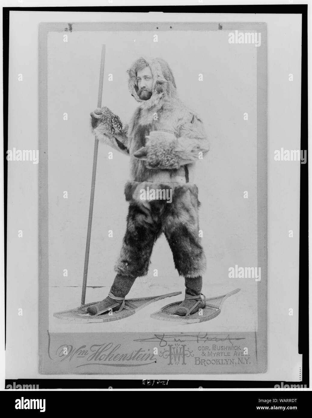 Il dottor Frederick Cook, ritratto a figura intera, in piedi, rivolto verso sinistra, vestita di indumenti di pelliccia e con le racchette da neve] / Fotografia di Wm. Hohenstein, Brooklyn, N.Y Foto Stock