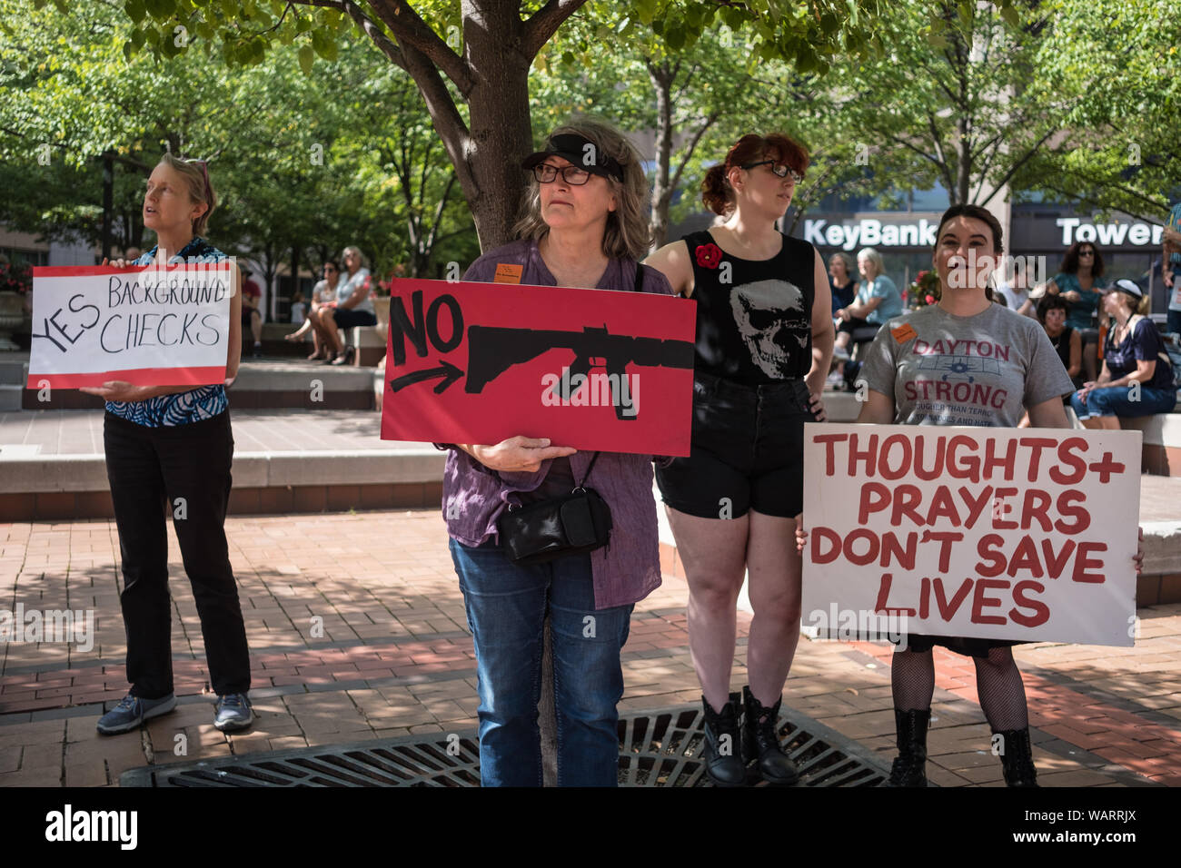 Le donne ricoprono cartelloni durante una pistola riforma rally che si è tenuto a Dayton, Ohio sulla scia di una ripresa di massa in corrispondenza della zona prima di questo mese che ha lasciato 9 morti e 27 feriti. Foto Stock