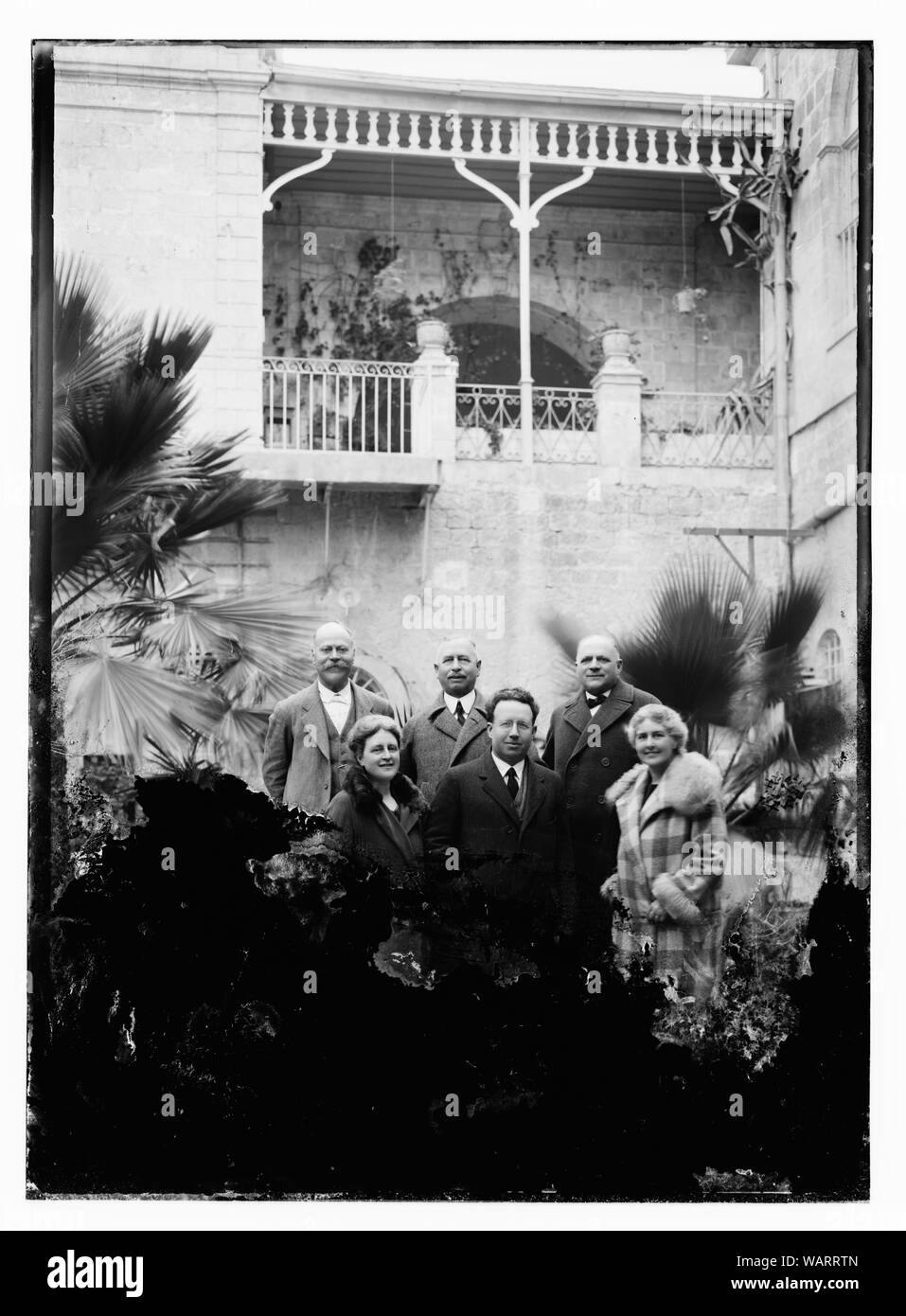 Il dott. Harry Emerson Fosdick visita a Colonia americana. H.E.F. in centro con il Dott. Hart, testa del Y.M.C.A. Foto Stock