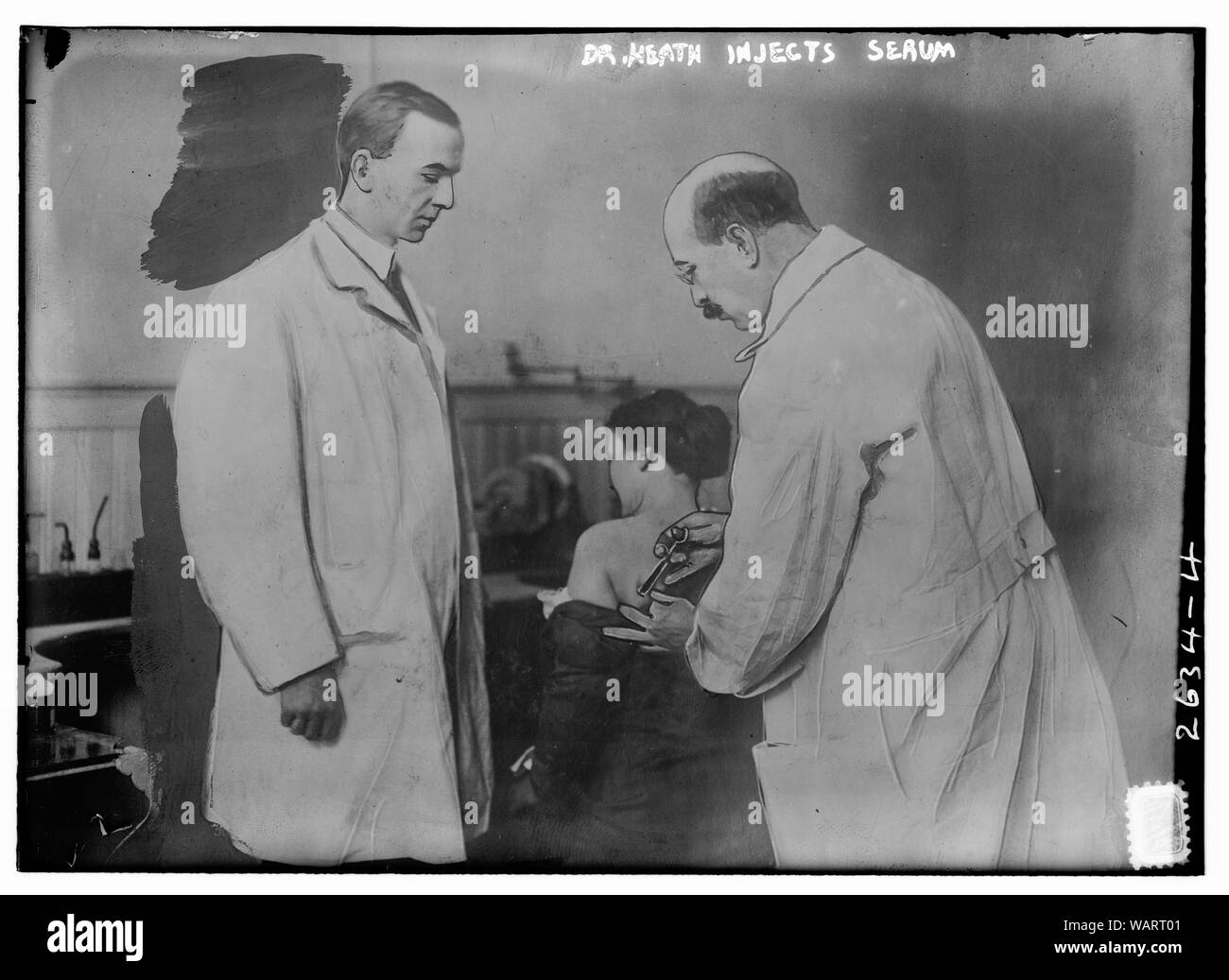 Il dottor Heath inietta il siero umano [] Foto Stock