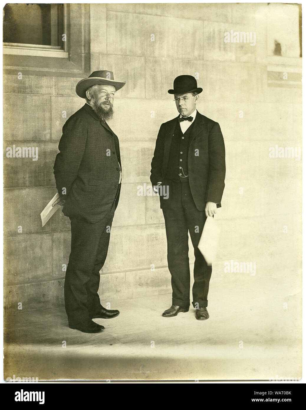 Il dott. Wilhlem Ostwald (sinistra), professore di chimica presso l'Università di Leipzig, e James McKeen Cattell (a destra) al Congresso Internazionale delle Arti e della scienza presso la Louisiana Purchase Exposition a St. Louis, il Missouri, in 1904 Foto Stock