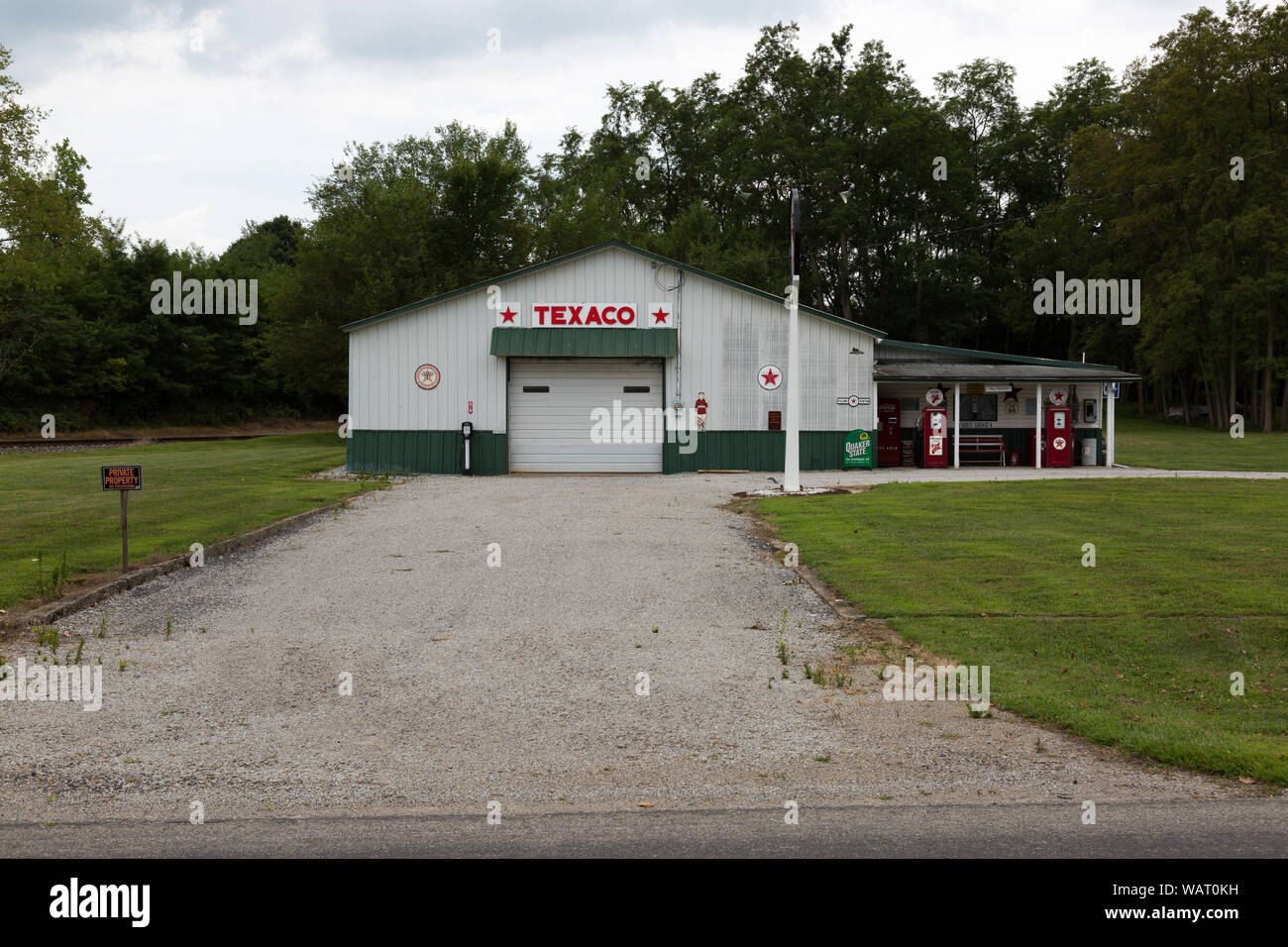 Un uomo di DeKalb County garage assomiglia ad un iconico Texaco gas station su una proprietà vicino Spencerville, Indiana, Stati Uniti d'America. Foto Stock