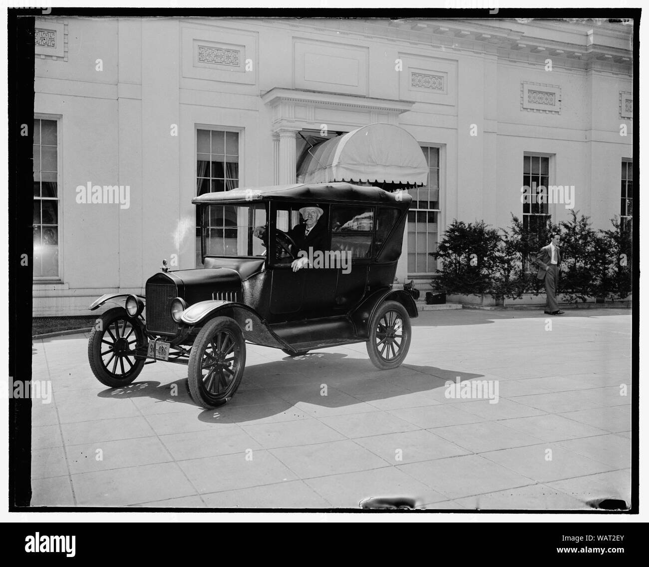 Unità antica Lizzie alla Casa Bianca per mostrare la Henry Ford. Washington, 27 aprile. Il suo 1921 Modello T Ford lucidata a specchio come finitura, Ernest A. Franke, anziani Washingtonian, ha spinto per la Casa Bianca gli uffici dirigenziali al giorno con intenzioni di mostrare il modello antico di Henry Ford. Dove si trova il Henry ha gridato Franke, dal sedile del conducente, voglio dimostrare a lui la sua vecchia auto. La polizia si rifiuta di consentire Franke per attendere l'arrivo di Ford che era dovuto a un pranzo con il presidente Roosevelt, 4/27/38 Foto Stock