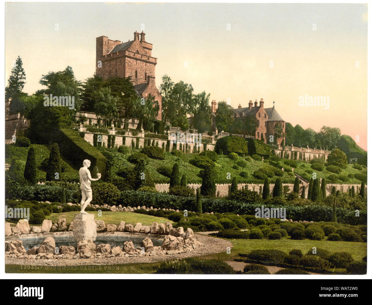 Castello di Drummond da S.W. (Cioè, a sud-ovest), in Scozia, a titolo dalla Detroit Publishing Co., catalogo J-sezione estera. Detroit, Michigan. : Detroit Photographic Company, 1905.; ulteriori informazioni circa la stampa Photochrom Collection è disponibile a http://hdl.loc.gov/loc.pnp/pp.pgz; stampa n. 13035.; fa parte di: vedute del paesaggio e architettura in Scozia in stampa Photochrom collection. Foto Stock