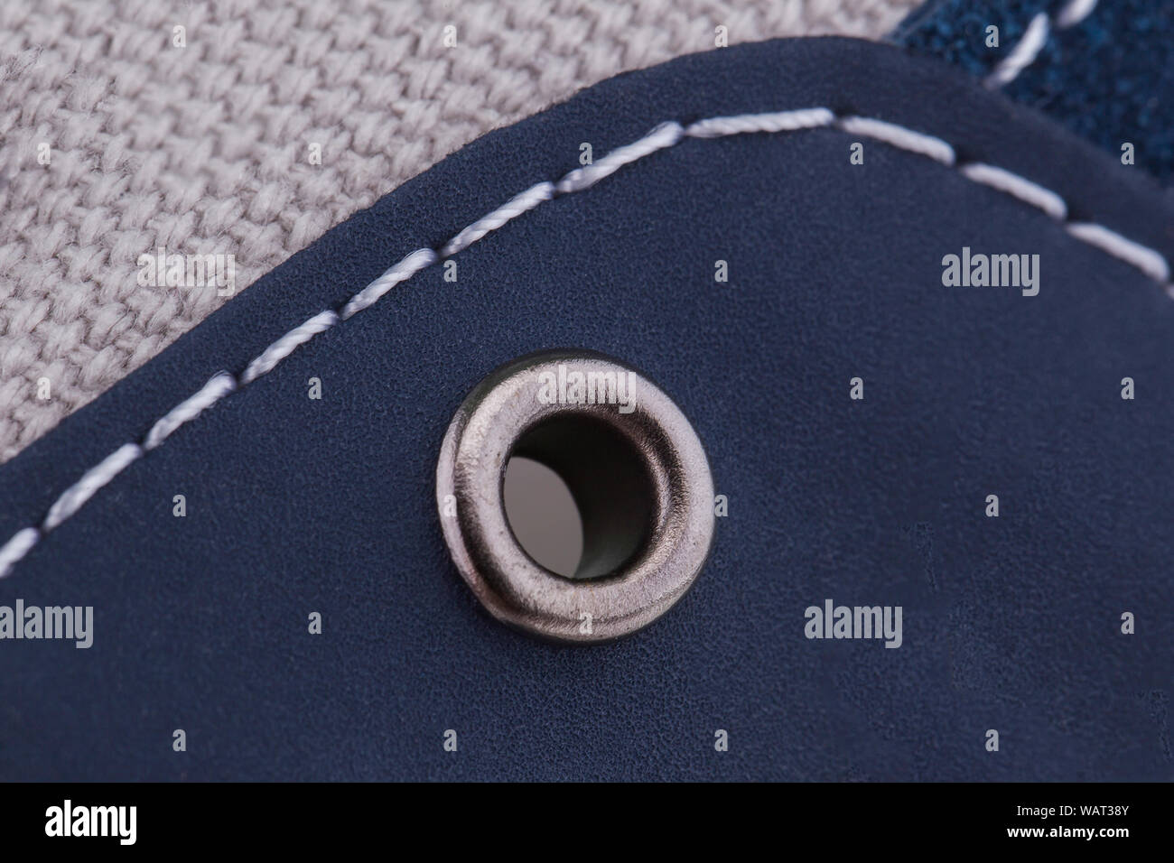 Frammento di un panno blu sneaker. La consistenza del materiale di calzature sportive Foto Stock