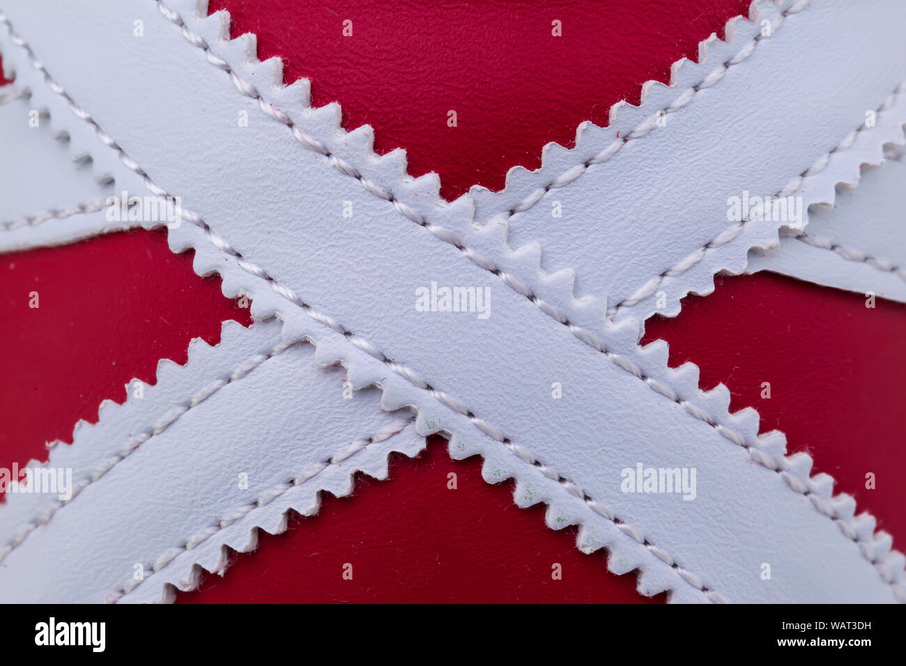 Frammento di rosso e bianco tessuto sneaker. La consistenza del materiale di calzature sportive Foto Stock