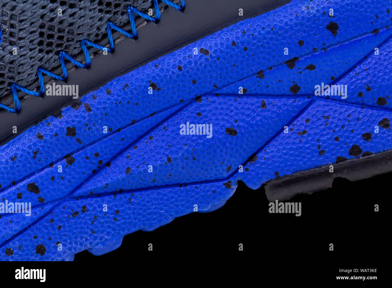 Frammento di nero e tessuto blu sneaker. La consistenza del materiale di calzature sportive Foto Stock