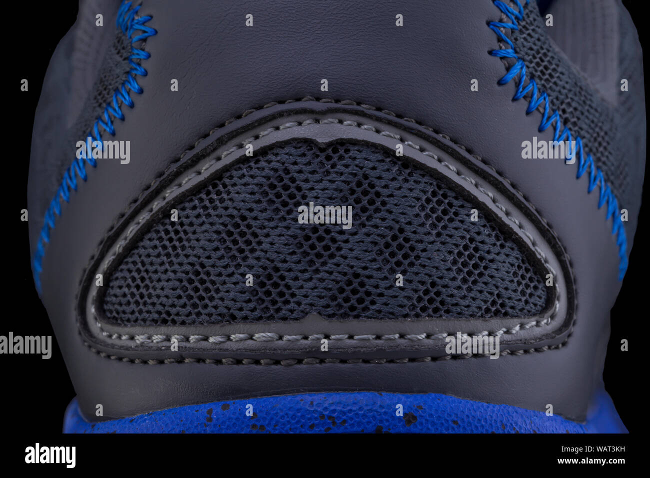 Frammento di nero e tessuto blu sneaker. La consistenza del materiale di calzature sportive Foto Stock