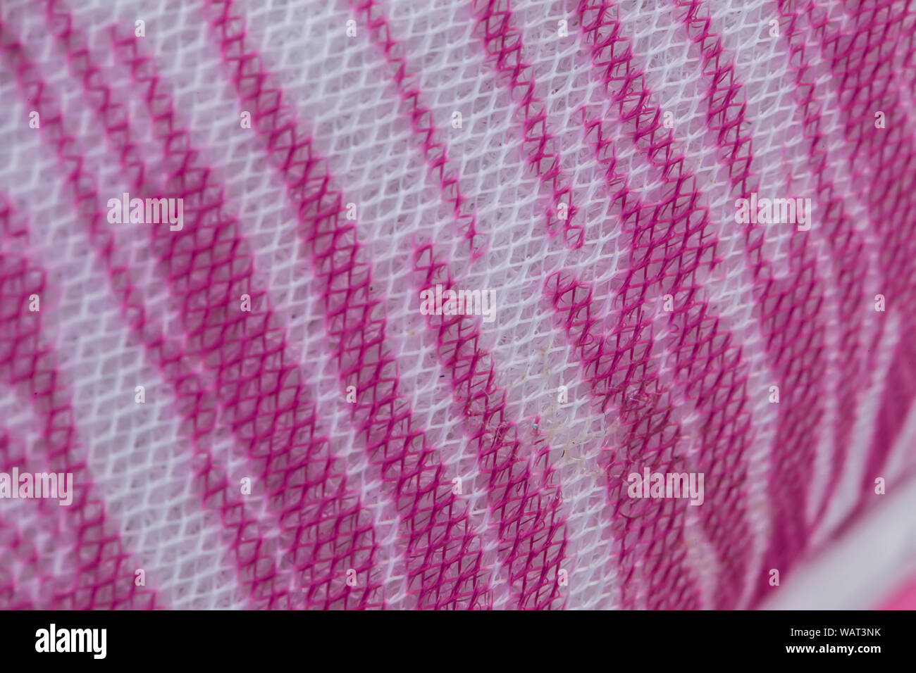 Frammento di rosa sneaker tessuto. La consistenza del materiale di calzature sportive Foto Stock