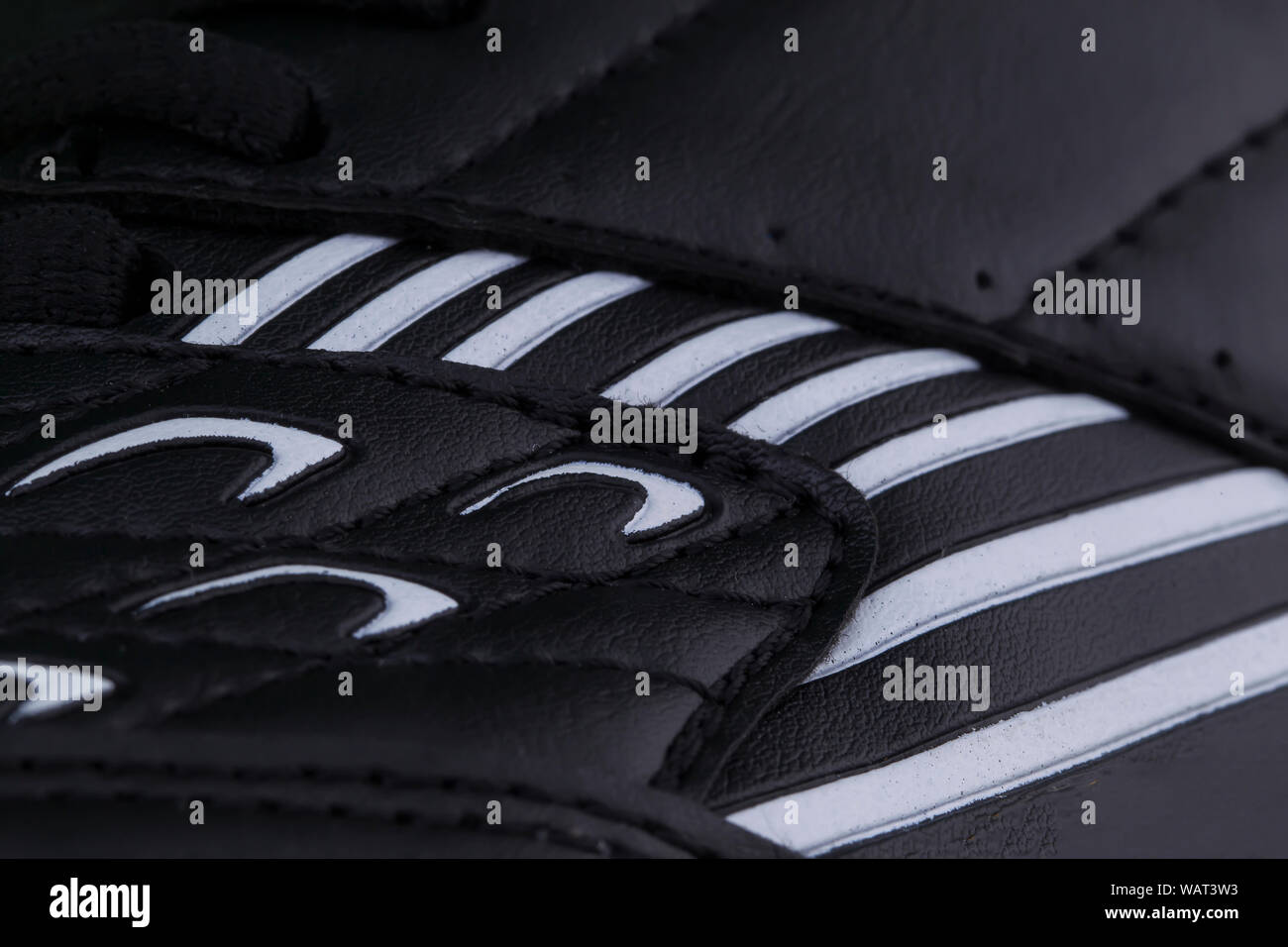 Frammento di bianco e nero sneaker. La consistenza del materiale di calzature sportive Foto Stock