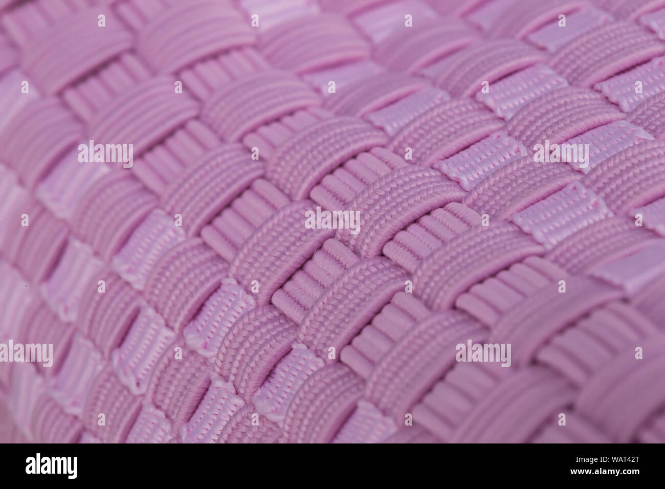 Frammento di rosa sneaker tessuto. La consistenza del materiale di calzature sportive Foto Stock