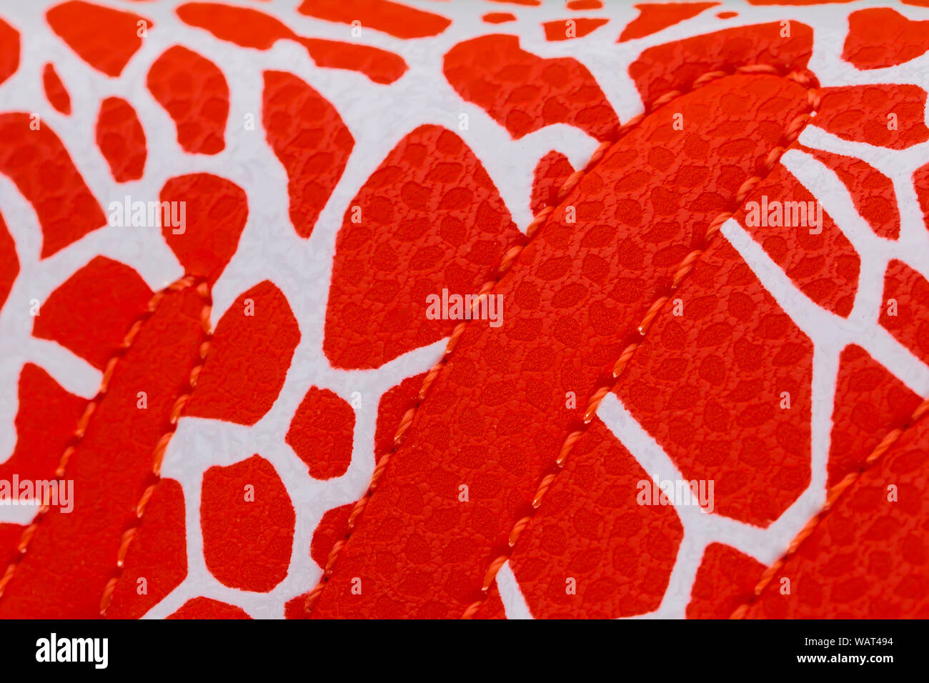 Frammento di red sneaker tessuto. La consistenza del materiale di calzature sportive Foto Stock