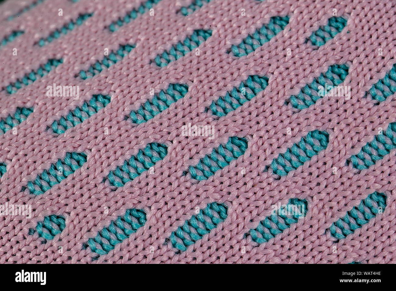 Un frammento di blu e rosa tessuto sneaker. La consistenza del materiale di calzature sportive Foto Stock