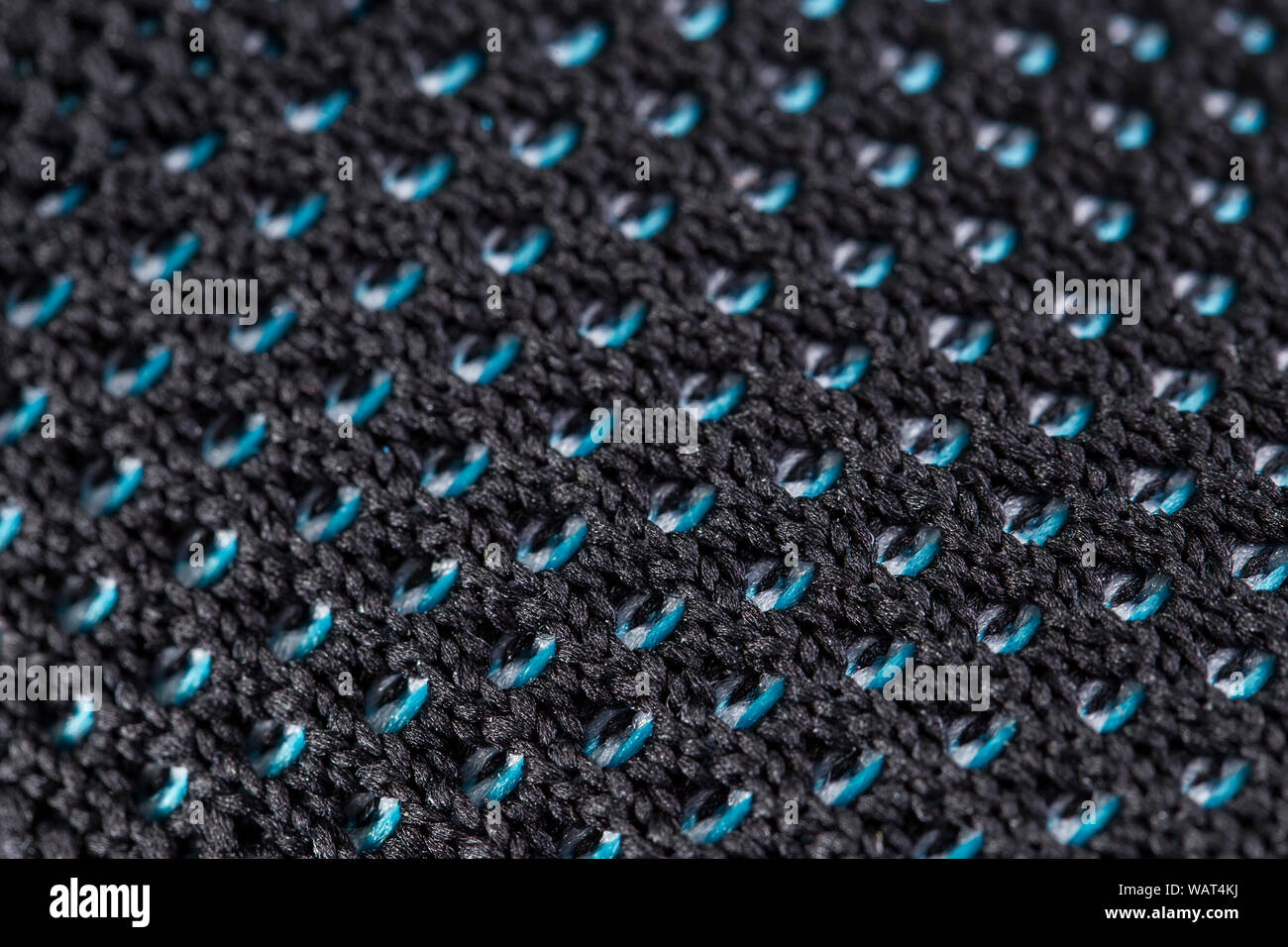 Frammento di blu e nero in tessuto sneaker. La consistenza del materiale di calzature sportive Foto Stock
