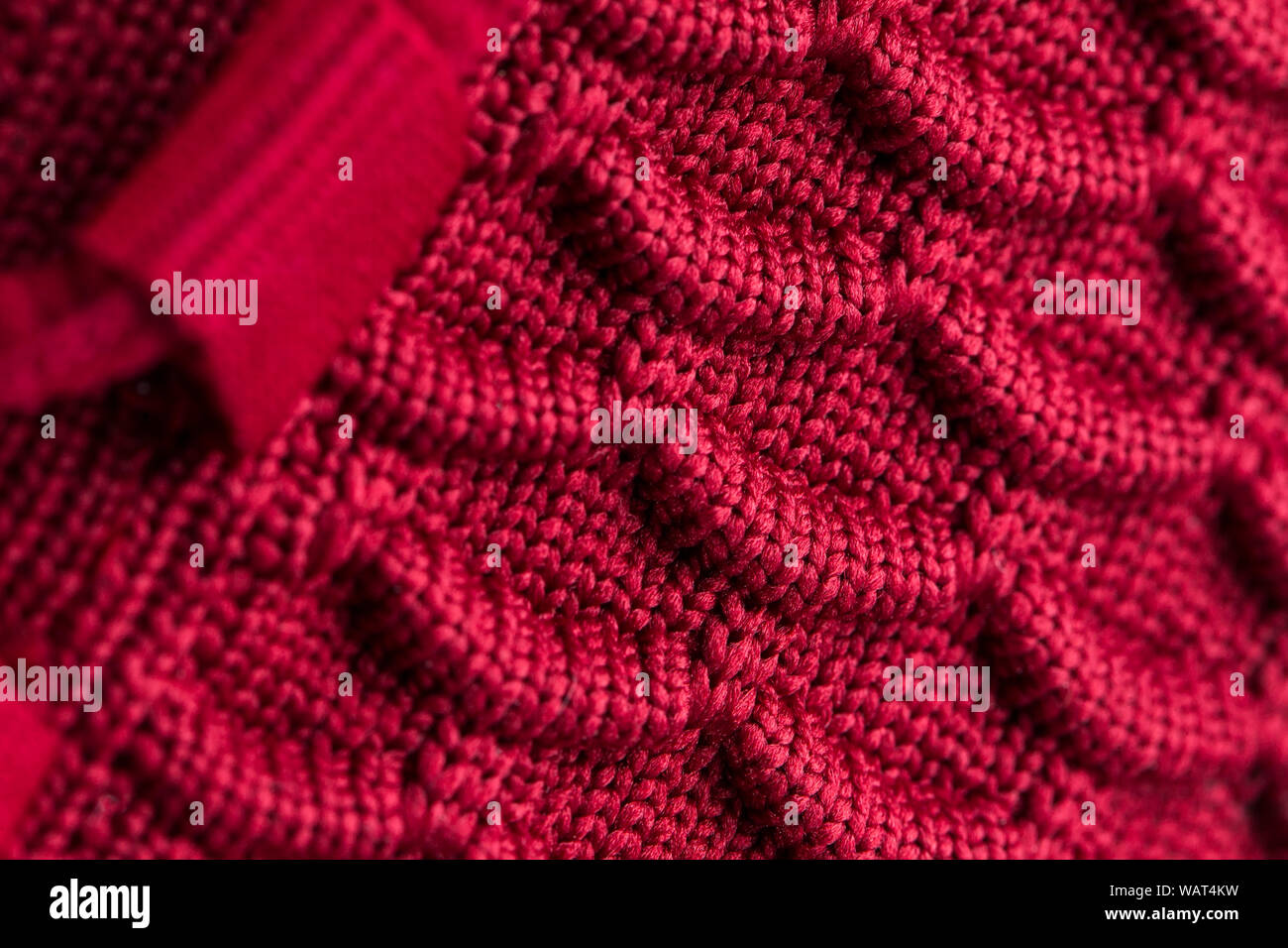 Frammento di red sneaker tessuto. La consistenza del materiale di calzature sportive Foto Stock