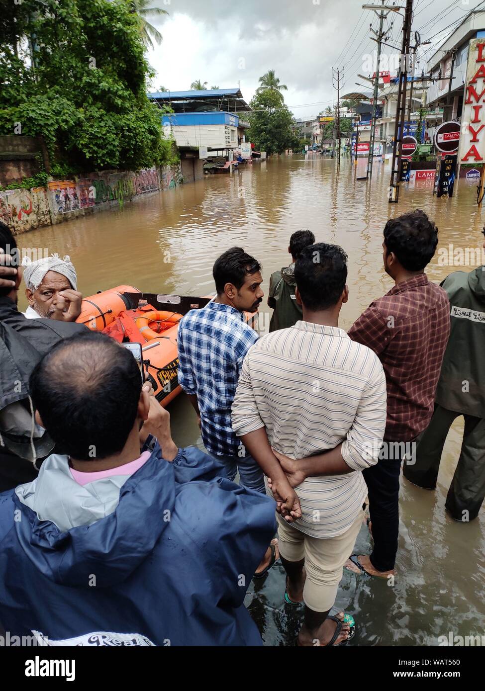 NILAMBUR, Kerala, India - Agosto 08, 2019: persone raccolte nei pressi di colpite dalle inondazioni in strada Janathapadi, Nilambur. Foto Stock