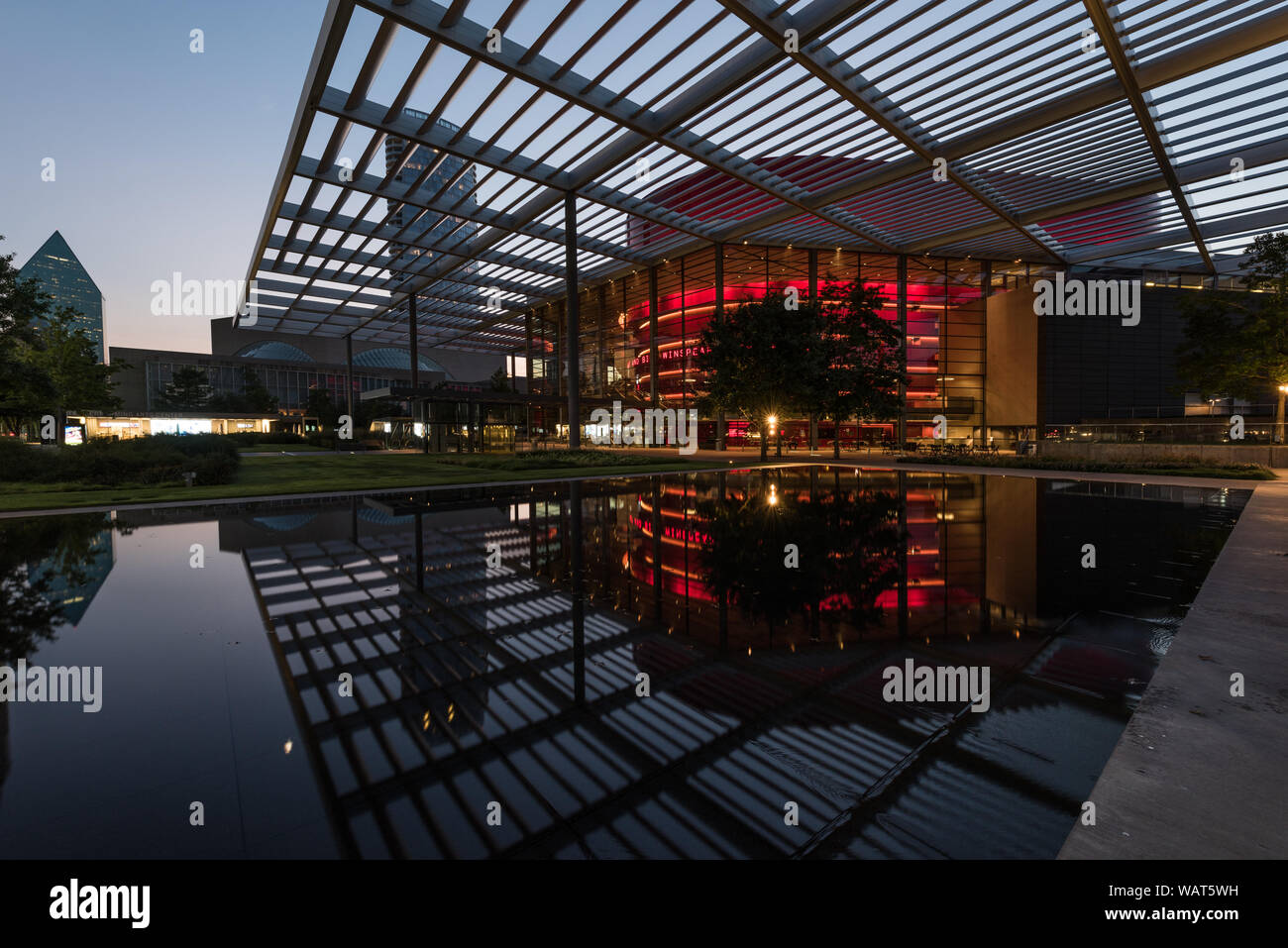 Vista del tramonto della Margot & Bill Winspear Opera House, parte della AT&T Performing Arts Center complesso nel quartiere delle Arti di Dallas, Texas Foto Stock