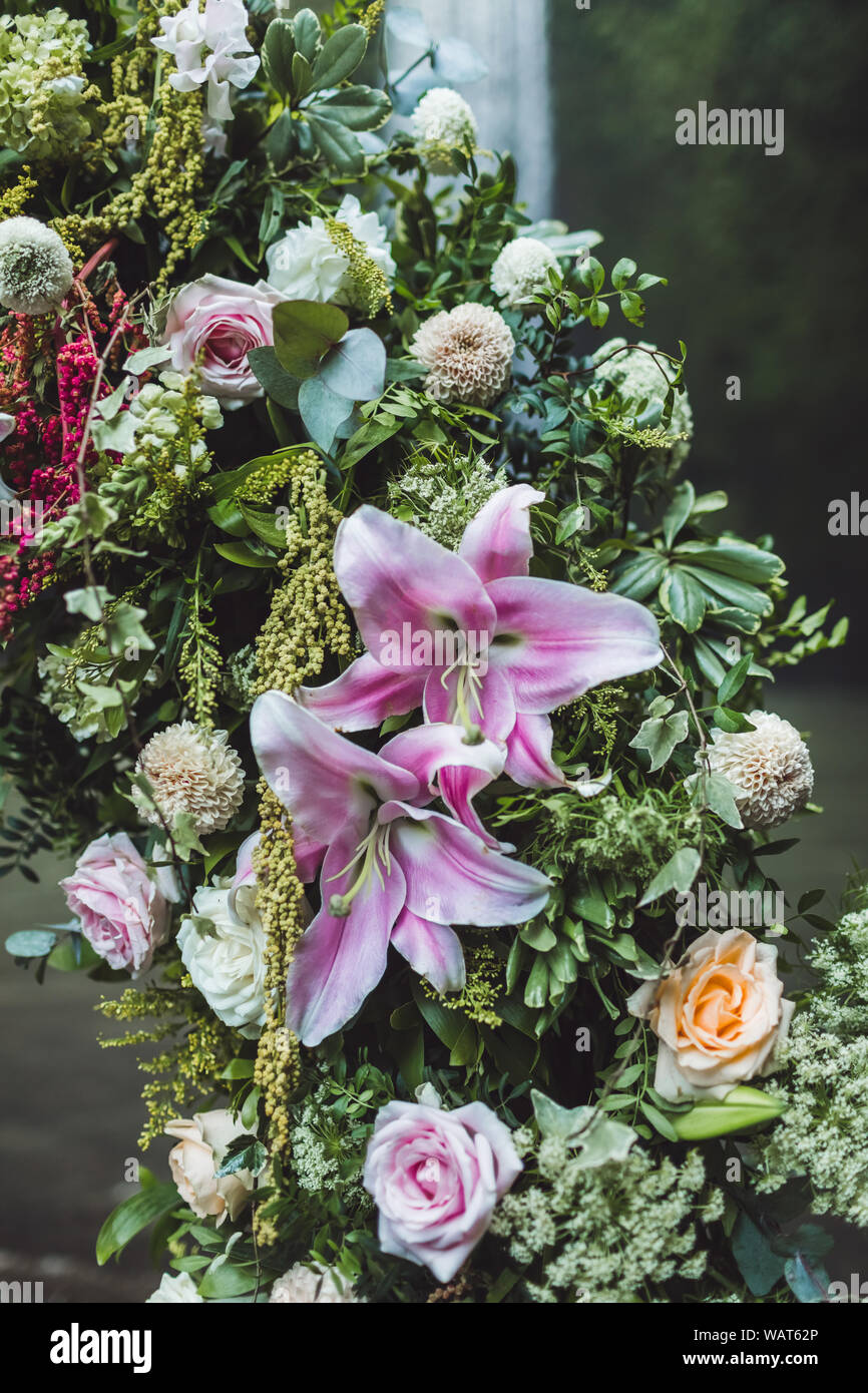 Cerimonia di matrimonio decorazioni floreali. Arcata con fiori freschi e giglio colore rosa. Natura insolita concetto di matrimonio. Foto Stock