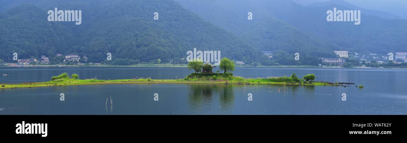 Viste intorno al Monte Fuji Giappone incluso Kawaguchiko Tenjozan Park, Lago Kawaguchi dal traghetto sul lago e la gondola e osservazione. Asia. Foto Stock