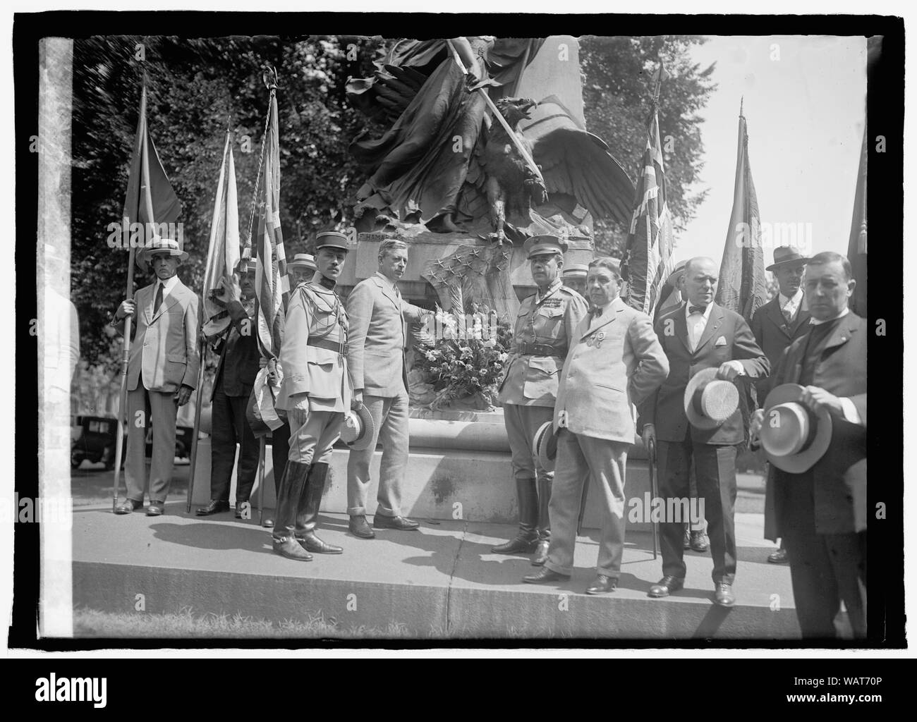 Dwight Davis con figli di rivoluzione in Rochambeau statua, 7/1/25 Foto Stock