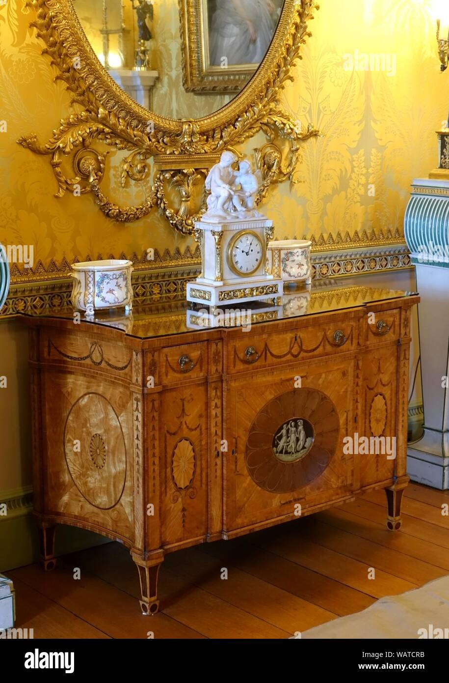Medicazione comò con tre grazie, Chippendale, tardo settecento, intarsi in satinwood con inserti in legno di palissandro - Giallo Drawing Room - Harewood House - West Yorkshire, Inghilterra - Foto Stock