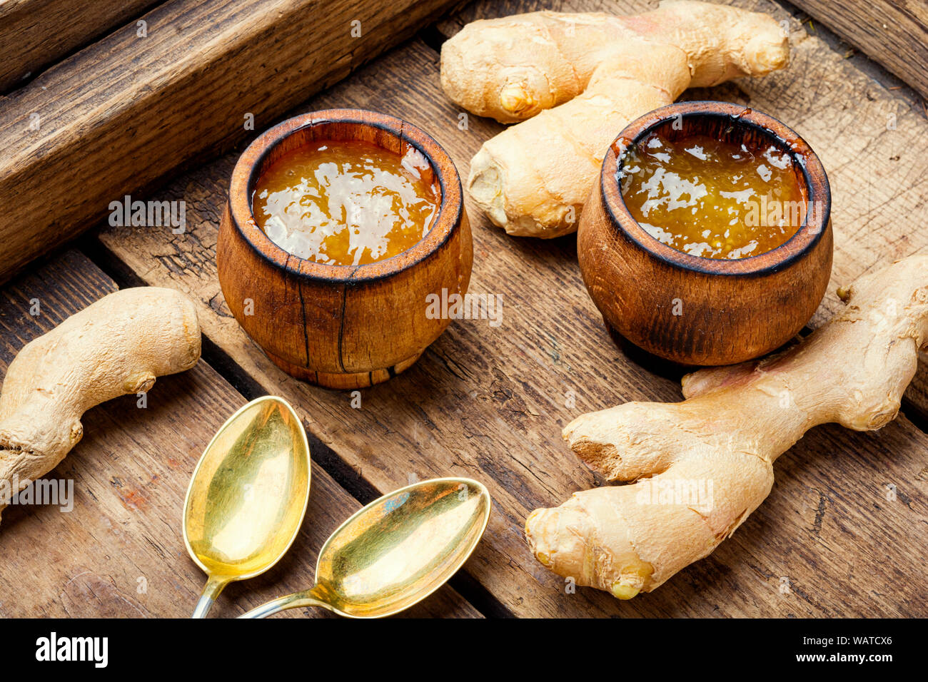 Inceppamento dalla ginger.Lo zenzero marmellata.di radice di zenzero inceppamento in un mortaio di legno Foto Stock