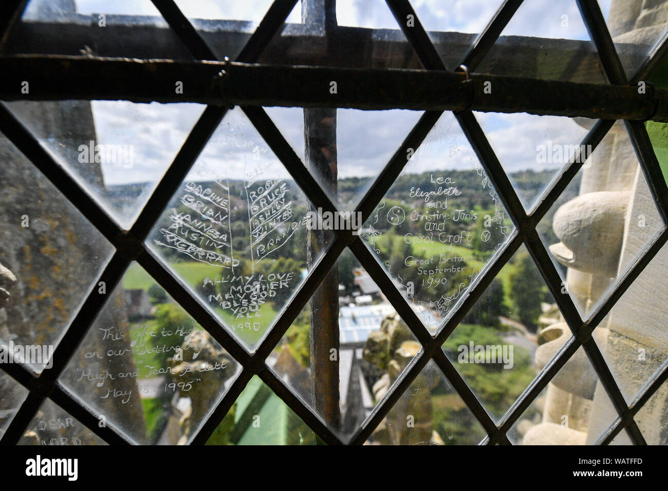 I messaggi incisi su finestre in vetro piombato nella Cattedrale di Salisbury tower, che sono state montate come parte di una campagna di raccolta fondi negli anni novanta può essere visto durante la Cattedrale di Salisbury Tower Tour, dove i visitatori sono guidati fino alla base dei 123 metri a guglia, arrampicata 332 principalmente a spirale, passi attraverso il soffitto a volte lo spazio del tetto, passato medievale di vetro macchiato e attraverso il funzionamento interno della cattedrale del XIII secolo. Foto Stock