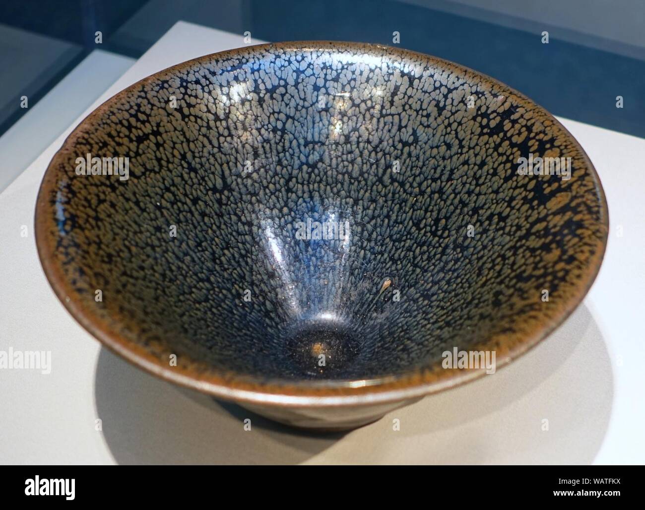 Abbeveratoio, Jian ware con olio di smalto spot, Cina, provincia del Fujian, Jian forni, Northern o Southern Song Dynasty, probabilmente 1100s annuncio, gres, ferro-smalto colorato Foto Stock