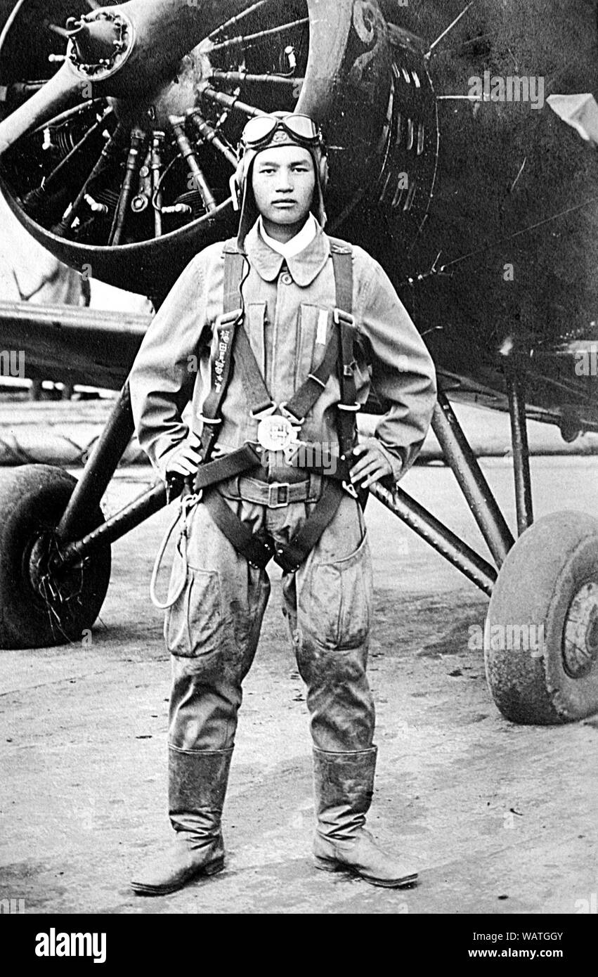 [ 1940s Giappone - Kamikaze Pilot ] - Tokkotai (squadra suicida o kamikaze) pilota durante la seconda guerra mondiale, fotografato a Tottori nel luglio 1945. Xx secolo gelatina vintage silver stampa. Foto Stock