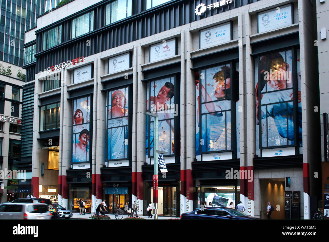 Il display con ritratti di atleti e le Olimpiadi di Tokyo e il logo paralimpico appaiono a Tokyo per contrassegnare un anno di distanza dai Giochi Olimpici del 2020. Foto Stock