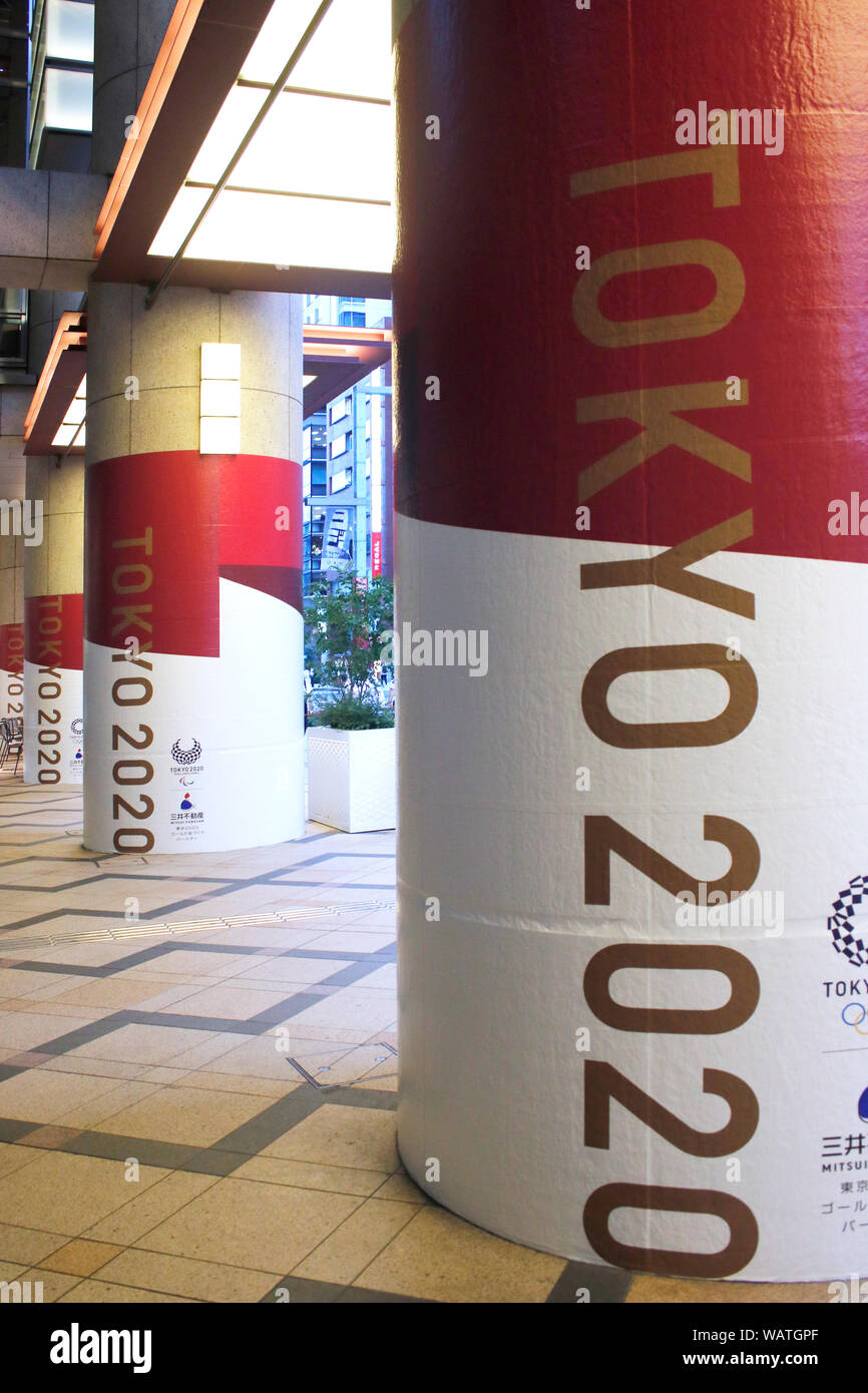 Il display con ritratti di atleti e le Olimpiadi di Tokyo e il logo paralimpico appaiono a Tokyo per contrassegnare un anno di distanza dai Giochi Olimpici del 2020. Foto Stock