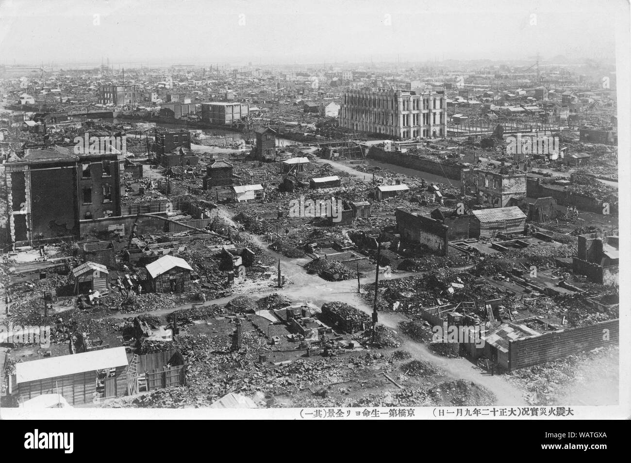 [ 1920s Giappone - terremoto di Kanto ] - Area intorno Kyobashi, Tokyo. La devastazione causata dal grande terremoto di Kanto (Kanto Daishinsai), 1 settembre 1923. Il quake, con una stima di grandezza tra 7,9 e 8,4 gradi della scala Richter, devastato Tokyo, il porto della città di Yokohama, che circonda le prefetture di Chiba, Kanagawa, e Shizuoka, e rivendicato oltre 140.000 vittime. Xx secolo cartolina vintage. Foto Stock