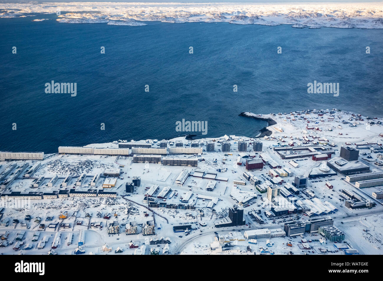 Vista aerea al fiordo e neve strade della capitale groenlandese città Nuuk, Groenlandia Foto Stock