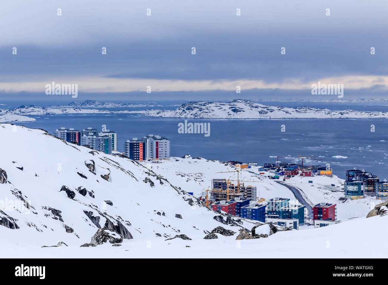 Arctic strade e costruzione di blocchi di capitale della Groenlandia Nuuk città al fiordo, Vista dalle colline di neve, Groenlandia Foto Stock