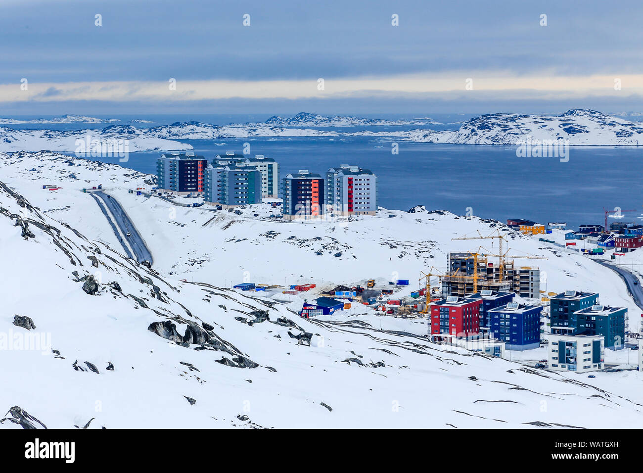 Strade e costruzione di blocchi di capitale della Groenlandia Nuuk città al fiordo, Vista dalle colline di neve, Groenlandia Foto Stock
