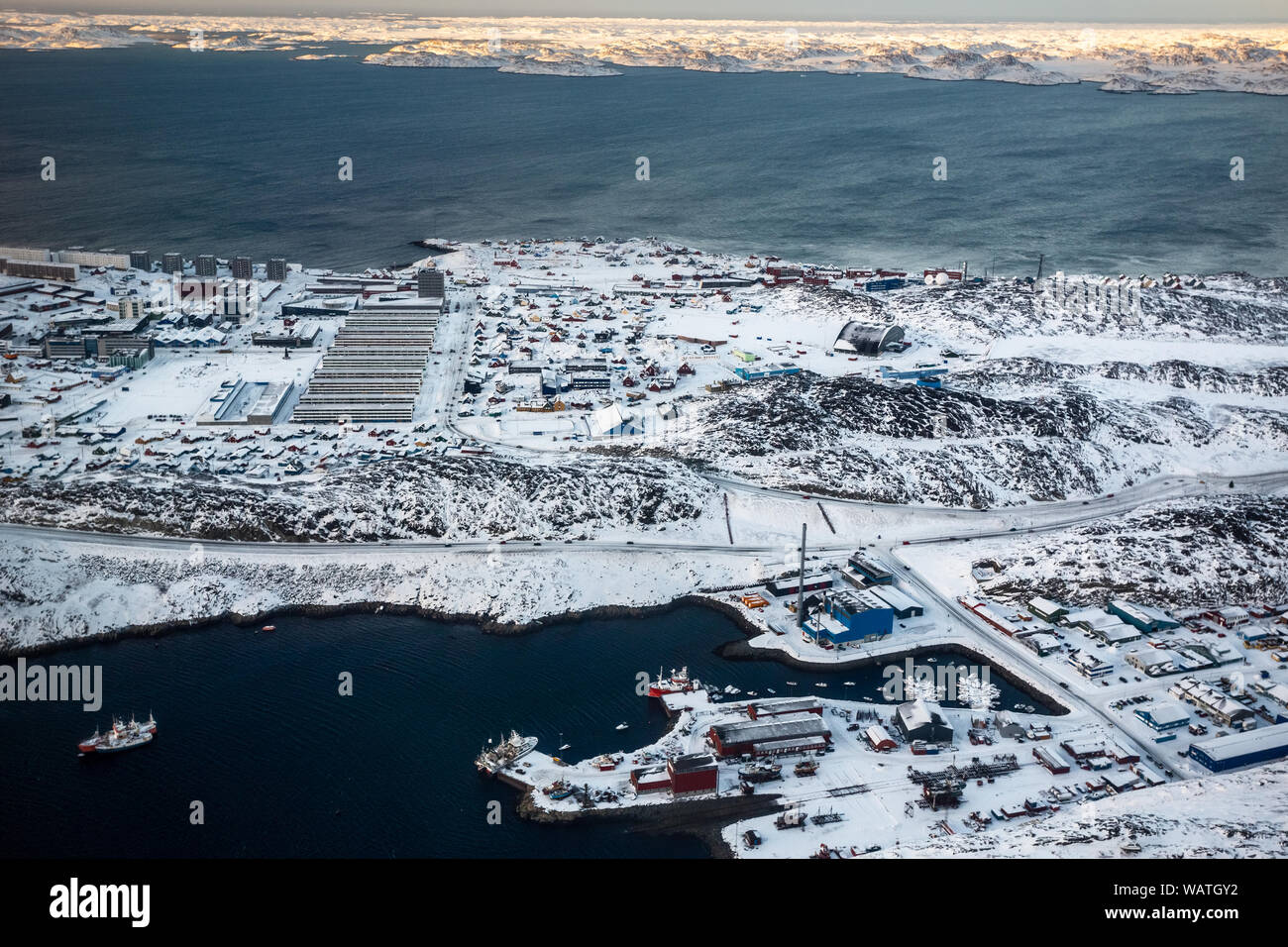 Vista aerea al fiordo, la porta e la neve strade della capitale groenlandese città Nuuk, Groenlandia Foto Stock