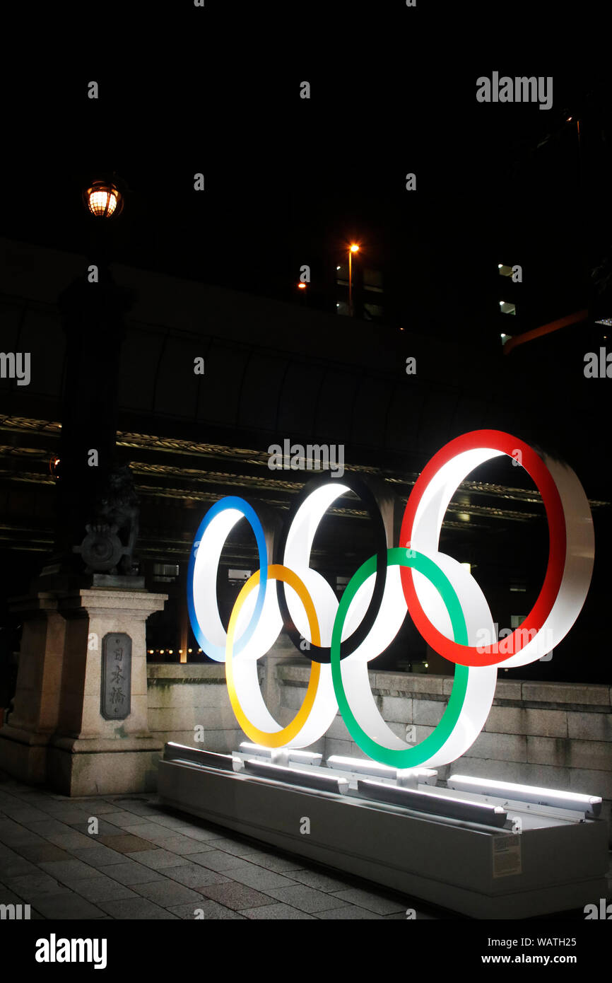 Gli anelli olimpici sono visualizzati sul ponte di Nihonbashi segnato un anno di distanza dai Giochi Olimpici e Paraolimpici Tokyo 2020. Nihonbashi, Tokyo. Foto Stock
