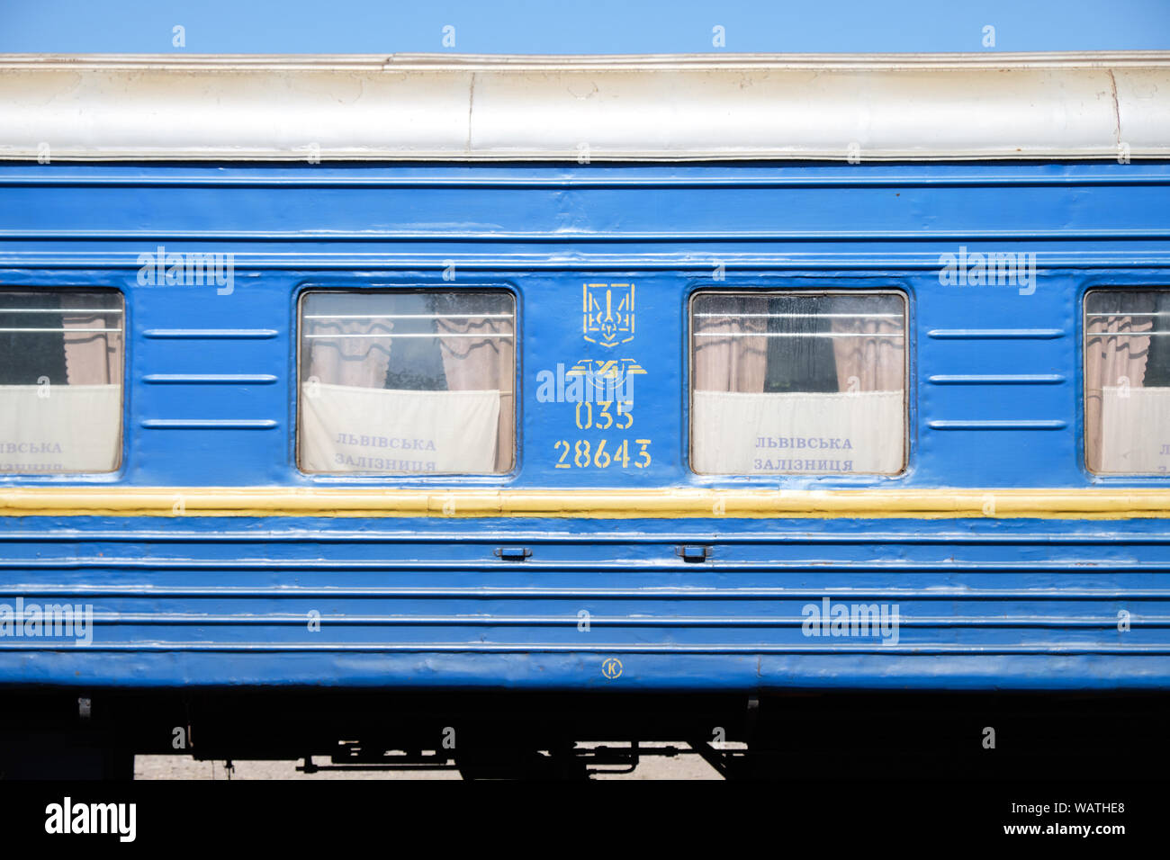 Corridoio interno della Ukrainian sleeping car con il vecchio arredamento vintage. Solotvino, Ucraina - 19 Agosto, 2019 Foto Stock