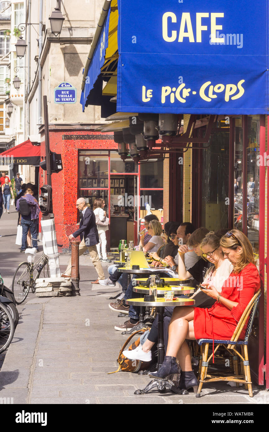 Parigi cafe Le Pick Clops - Persone godendo bevande a Le Pick Clops, il cafe su Rue Vieille du Temple nel quartiere Marais di Parigi, in Francia, in Europa. Foto Stock
