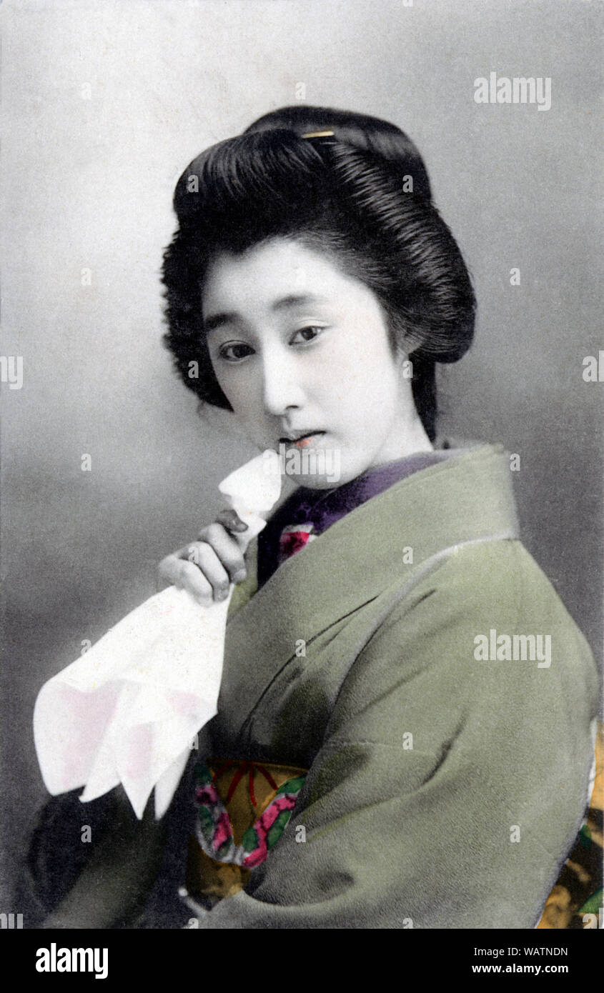 1910s Giappone - donna giapponese con fazzoletto ] - giovane donna  giapponese con fazzoletto in kimono e il tradizionale taglio di capelli. Xx  secolo cartolina vintage Foto stock - Alamy
