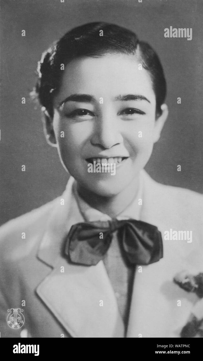 [ 1930 Giappone - Takarazuka attrice ] - attrice al Takarazuka Gekidan (Takarazuka Review). Takarazuka Gekidan è un tutti femmina theatre troupe, con donne anche la riproduzione di uomini i ruoli, con estremamente fedeli fan. Essa è stata fondata nel 1913 come il Takarazuka Chorus da parte dell'imprenditore e il cabinet ministro Ichizo Kobayashi (1873-1957). La loro prima esibizione nel 1914 è stata un grande successo e hanno attratto sempre di più un pubblico più vasto. Il nome attuale è stato adottato nel 1940. Xx secolo cartolina vintage. Foto Stock