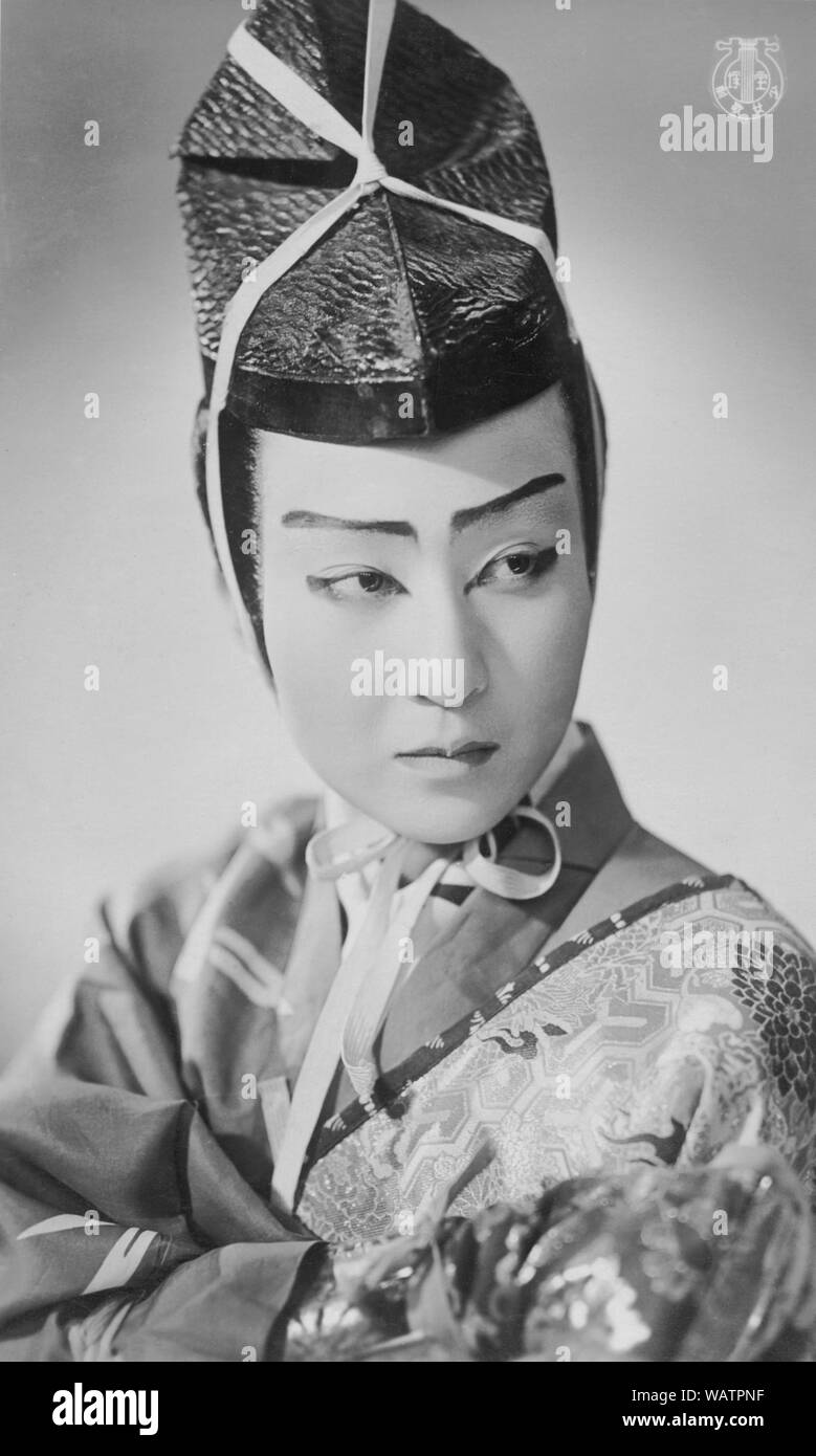 [ 1930 Giappone - Takarazuka attrice ] - attrice al Takarazuka Gekidan (Takarazuka Review). Takarazuka Gekidan è un tutti femmina theatre troupe, con donne anche la riproduzione di uomini i ruoli, con estremamente fedeli fan. Essa è stata fondata nel 1913 come il Takarazuka Chorus da parte dell'imprenditore e il cabinet ministro Ichizo Kobayashi (1873-1957). La loro prima esibizione nel 1914 è stata un grande successo e hanno attratto sempre di più un pubblico più vasto. Il nome attuale è stato adottato nel 1940. Xx secolo cartolina vintage. Foto Stock