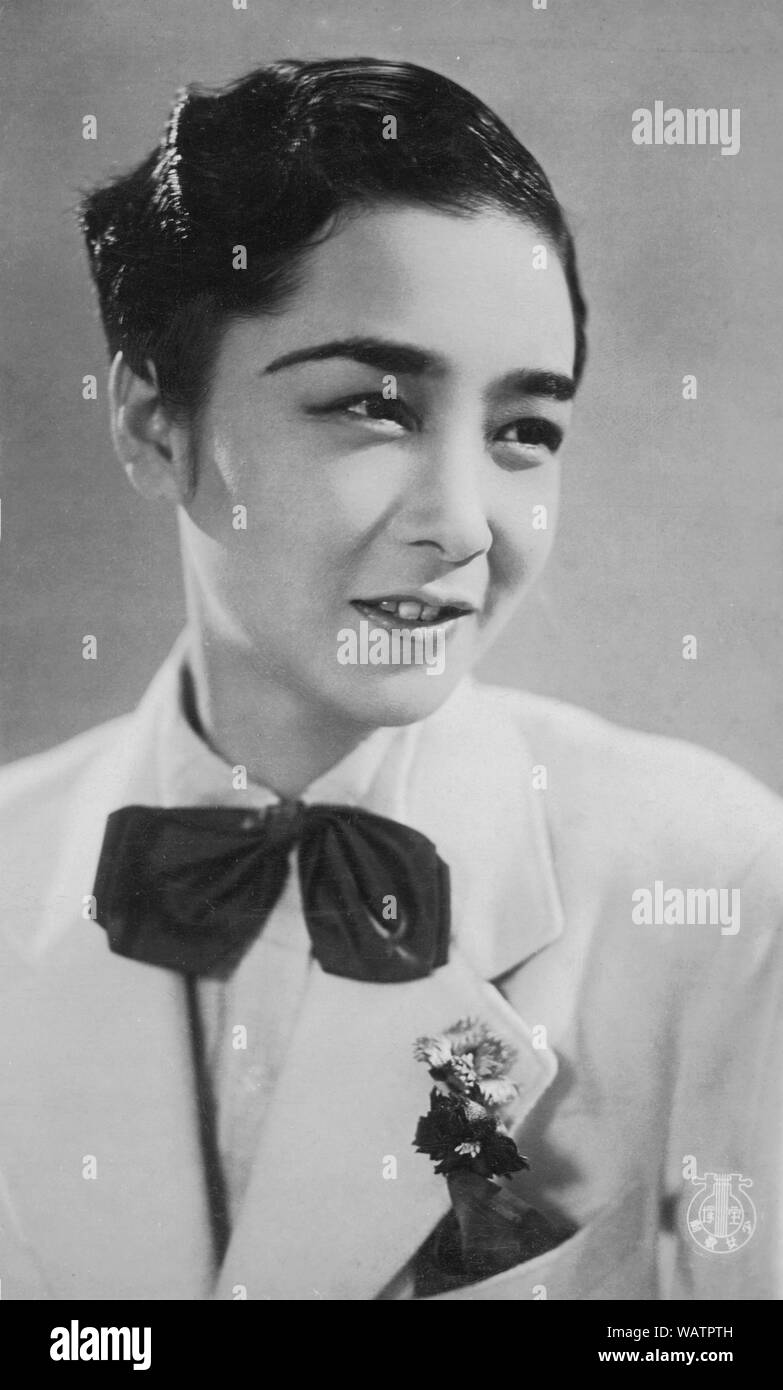 [ 1930 Giappone - Takarazuka attrice ] - attrice al Takarazuka Gekidan (Takarazuka Review). Takarazuka Gekidan è un tutti femmina theatre troupe, con donne anche la riproduzione di uomini i ruoli, con estremamente fedeli fan. Essa è stata fondata nel 1913 come il Takarazuka Chorus da parte dell'imprenditore e il cabinet ministro Ichizo Kobayashi (1873-1957). La loro prima esibizione nel 1914 è stata un grande successo e hanno attratto sempre di più un pubblico più vasto. Il nome attuale è stato adottato nel 1940. Xx secolo cartolina vintage. Foto Stock