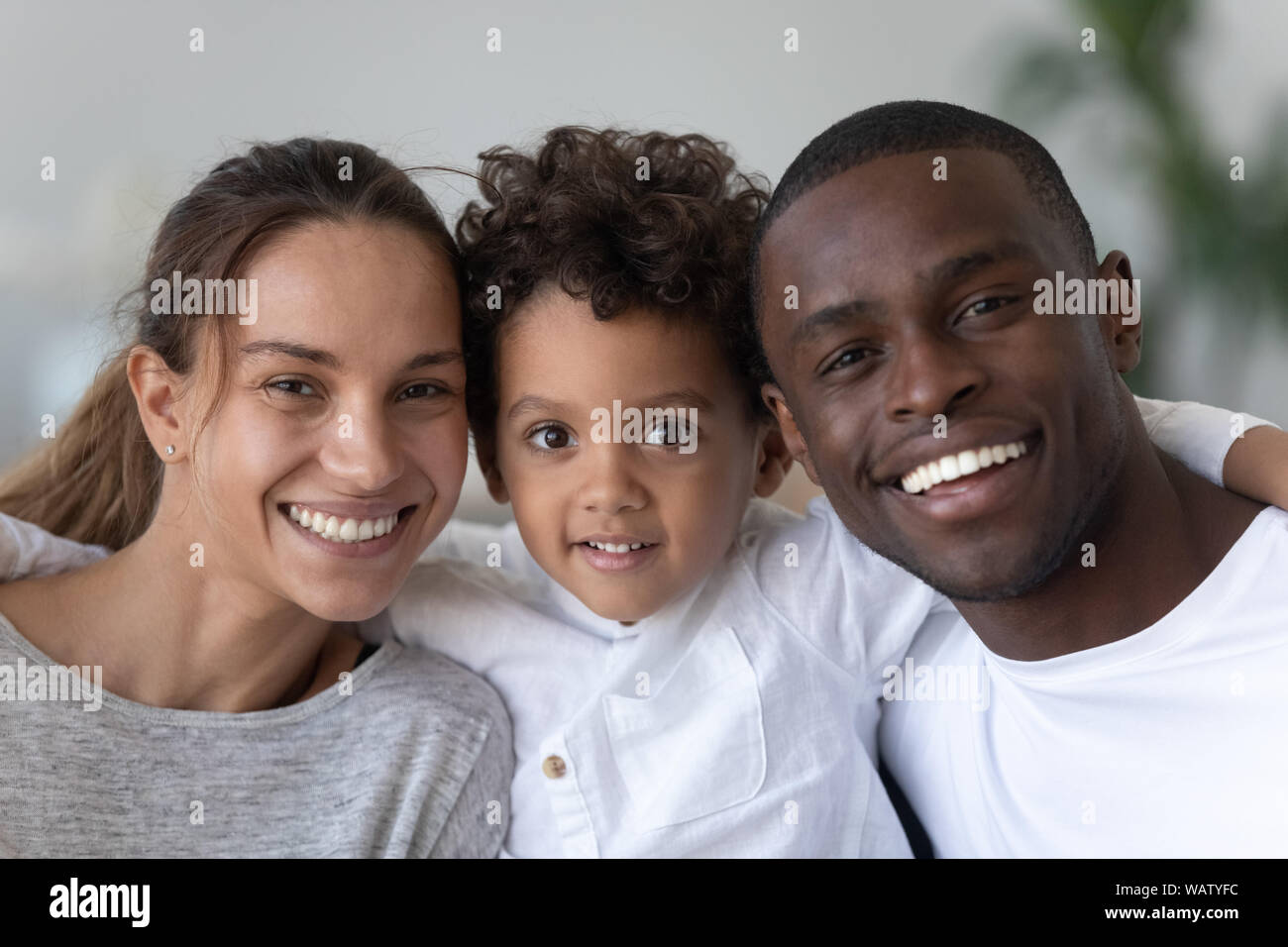 Felice etnia miste famiglia con cute kid figlio di incollaggio, ritratto Foto Stock